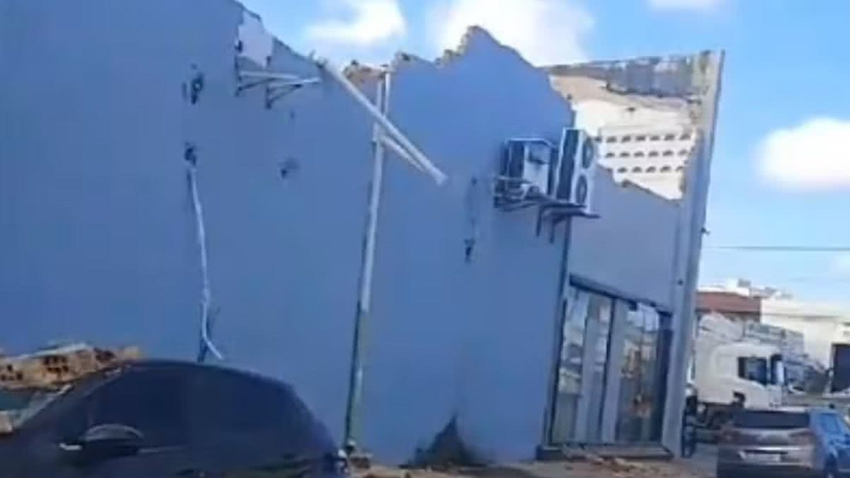 VÍDEO: Teto de academia desaba e deixa três feridos