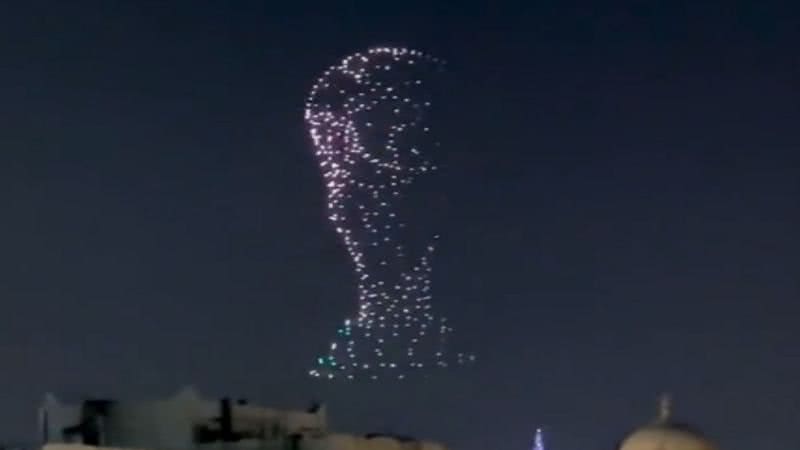 Imagem IMPRESSIONANTE: No céu do Catar, drones fazem desenho fiel do troféu da Copa do Mundo