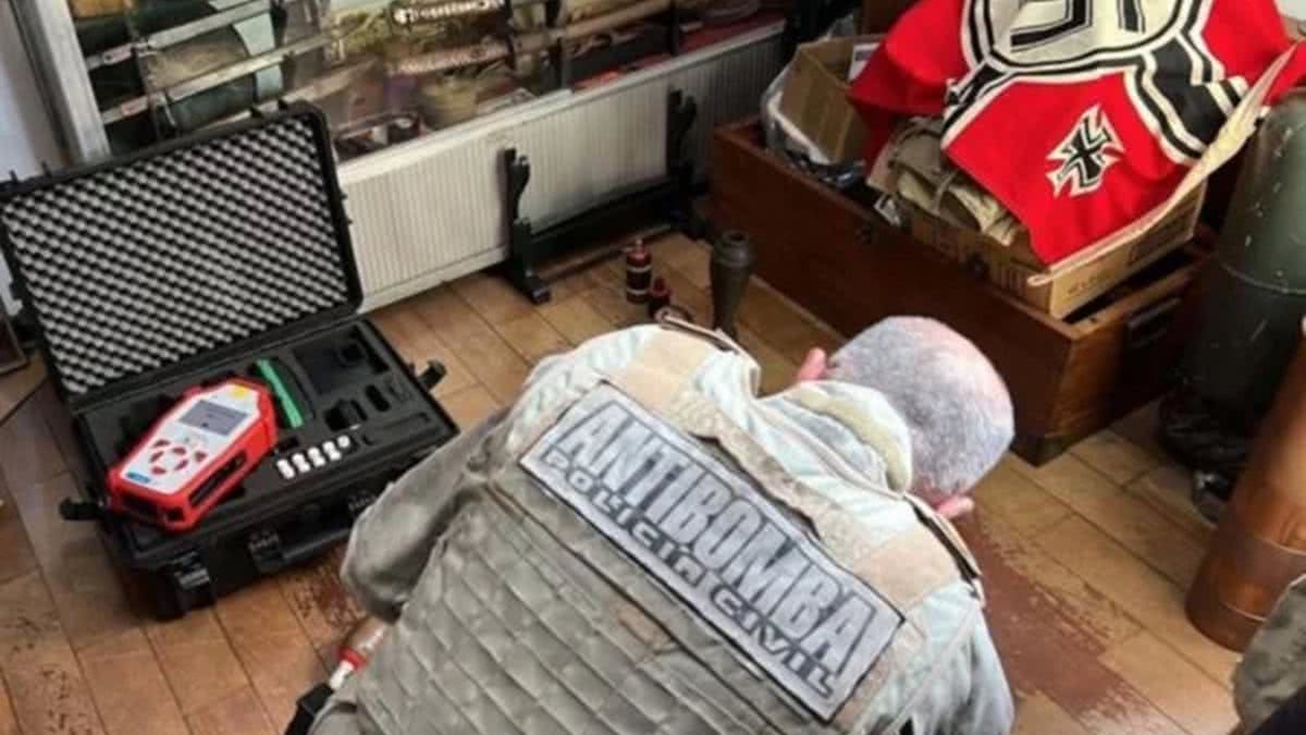 Homem é preso por comercializar e arquivar material nazista