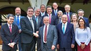 Lula posa para foto com alguns nomes da equipe de transição e senadores durante encontro com Rodrigo Pacheco - Foto: Ricardo Stuckert