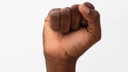 Punho cerrado, símbolo de resistência do povo negro - Freepik/Divulgação