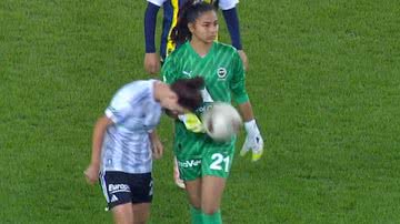 Jogo de esportes femininos e mãos com bola em um campo para