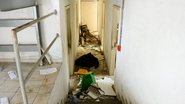 Ainda é possível observar diversos documentos espalhados pelo chão e materiais revirados - Dinaldo Silva | Bnews