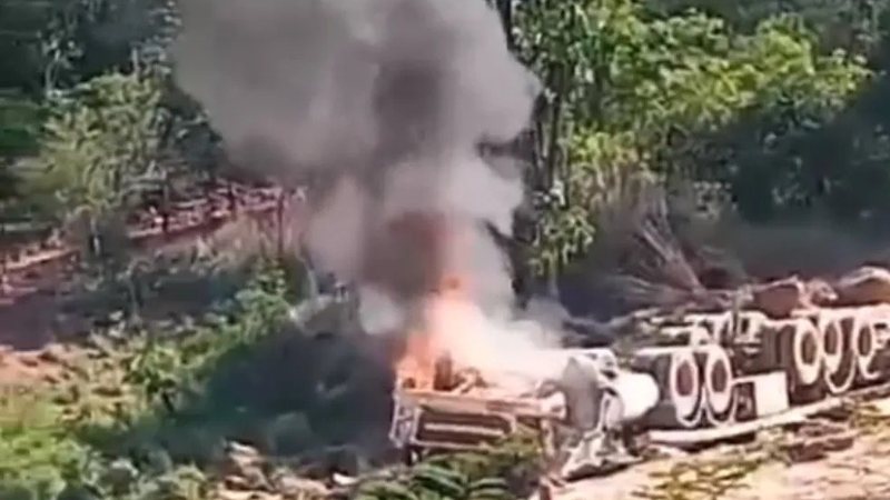 Homem ficou preso às ferragens e não conseguiu sair do veículo antes da explosão - Reprodução | Redes Sociais