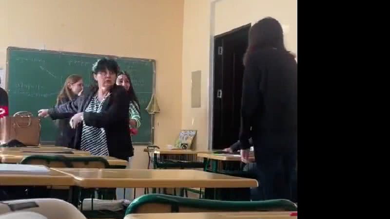 VÍDEO: Professora tenta separar “briga” e reação dos alunos a ...