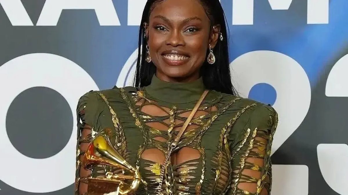 Bnews · Xênia França remporte son premier Latin Grammy du meilleur album pop contemporain en portugais