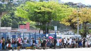 Motoristas e pedestres esperam mais de quatro horas para embarcar no ferry-boat