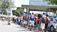Motoristas e pedestres esperam mais de quatro horas para embarcar no ferry-boat