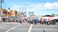 Motoristas e pedestres esperam mais de quatro horas para embarcar no ferry-boat