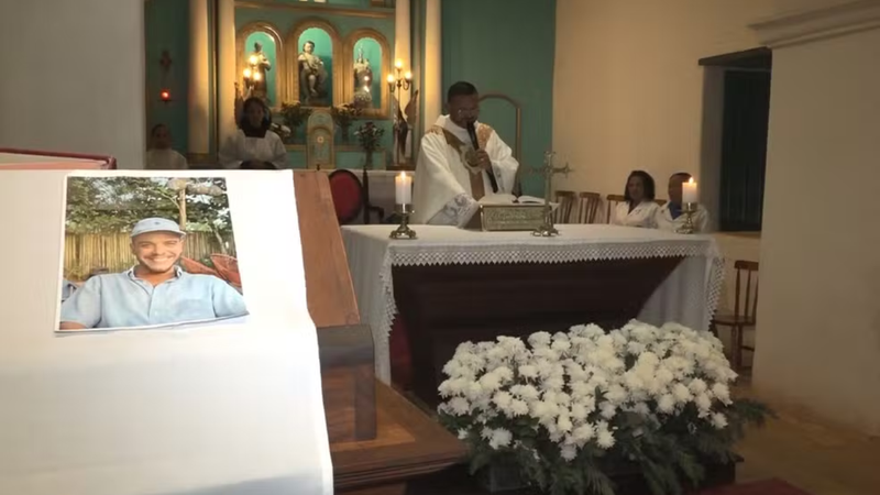 Missa de sétimo dia é celebrada em Trancoso para ex-ator da Globo - Reprodução / TV Santa Cruz