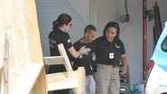 Saída da audiência de custódia do idoso que esfaqueou esposa