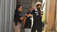 Saída da audiência de custódia do idoso que esfaqueou esposa