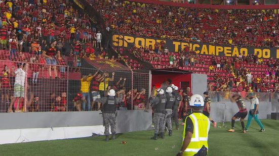 Imagem Torcedores do Sport se revoltam e arremessam objetos em jogadores no gramado; assista