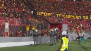 Imagem Torcedores do Sport se revoltam e arremessam objetos em jogadores no gramado; assista
