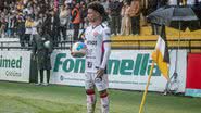 Foto do meia-atacante Matheusinho do Vitória se preparando para cobrar um escanteio no jogo contra o Criciúma - Victor Ferreira / ECVitória