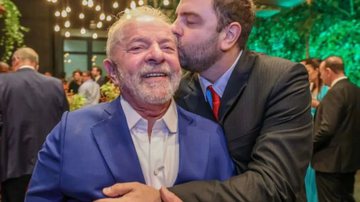 Imagem Caçula de Lula posa com o pai após vitória e chama atenção na web: "Gato"