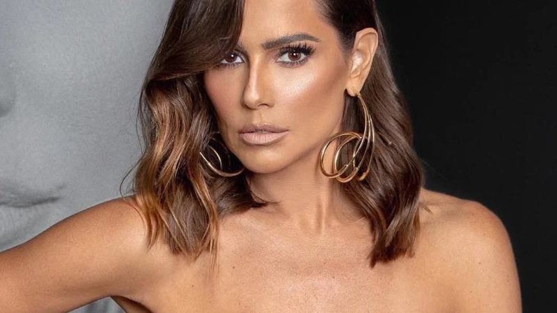 Deborah Secco exibe corpão durante folga na praia; veja fotos