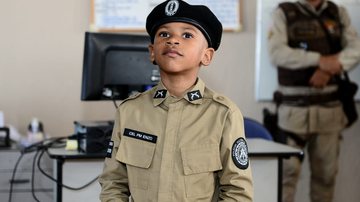 Imagem Garoto que sonha ser policial militar recebe aniversário temático de corporação em Salvador