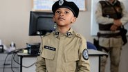 Imagem Garoto que sonha ser policial militar recebe aniversário temático de corporação em Salvador