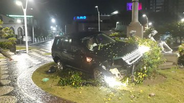 Imagem VÍDEO: Carro de luxo invade monumento no Rio Vermelho após colisão