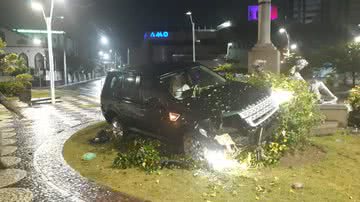 Imagem VÍDEO: Carro de luxo invade monumento no Rio Vermelho após colisão