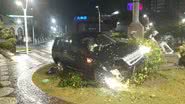 Imagem VÍDEO: Carro de luxo invade monumento no Rio Vermelho após colisão