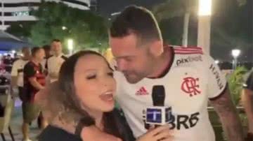 Imagem Torcedor do Flamengo assedia repórter do Equador durante matéria ao vivo; veja vídeo