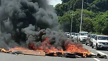 Imagem Motoristas queimam pneus em protesto por “gelos baianos” na Avenida Gal Costa