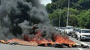 Imagem Motoristas queimam pneus em protesto por “gelos baianos” na Avenida Gal Costa