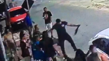 Suspeito de desferir golpe seria segurança de estabelecimento - Reprodução | Vídeo