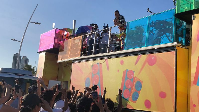 Caminhão com a baiana e Pabblo Vittar saiu por volta das 13h30, na região do Farol da Barra - Alex Torres | Bnews