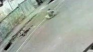 Imagem VÍDEO: Entregador sofre corte profundo no rosto após ser atingido por fio solto de poste
