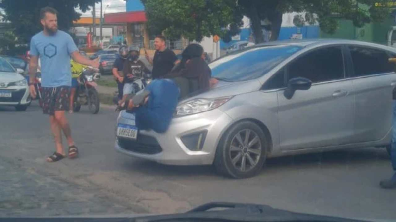 Após negociação com a polícia, mulher desceu do veículo e foi embora com o marido - Reprodução | Redes Sociais