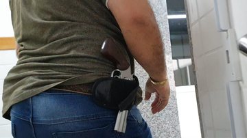 Imagem VÍDEO: Homem é preso com armas e drogas no interior do estado