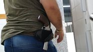 Imagem VÍDEO: Homem é preso com armas e drogas no interior do estado