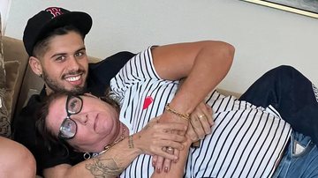Zé Felipe causa polêmica ao fazer tatuagem em homenagem a sogra; confira