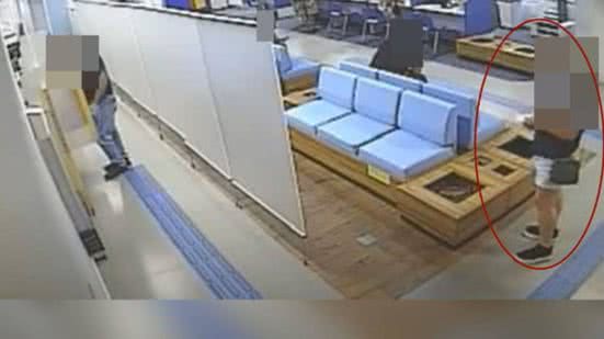 Imagens mostram mulher em uma agência bancária - Reprodução / Vídeo