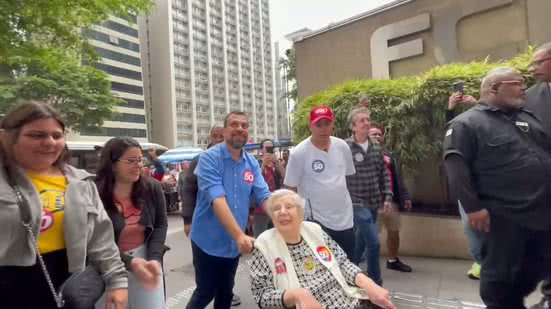 Imagem Direto de São Paulo: Boulos acompanha a avó de 100 anos para votar no segundo turno