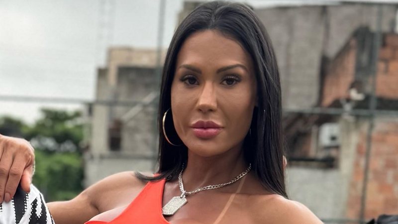Gracyanne Barbosa posa completamente nua em piscina; veja foto