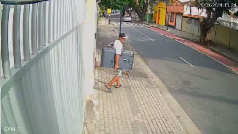 Idoso é preso em flagrante após invadir prédio, arrombar apartamento e roubar objetos de moradora - Reprodução/Whatsapp