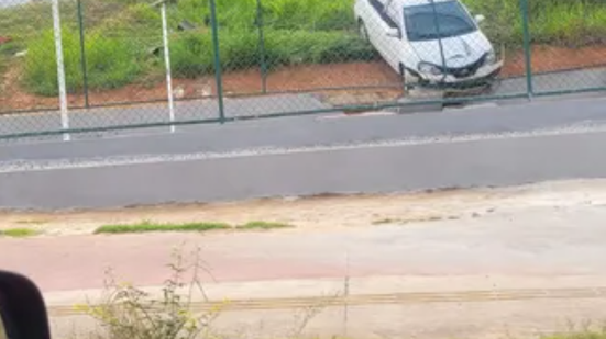 O carro bateu na grade de uma quadra poliesportiva que ainda não foi inaugurada - Reprodução | Redes Sociais