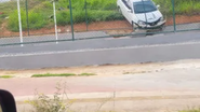 O carro bateu na grade de uma quadra poliesportiva que ainda não foi inaugurada - Reprodução | Redes Sociais