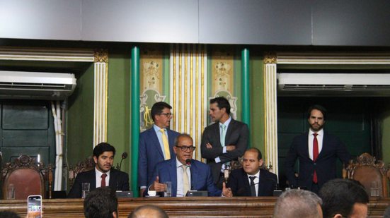 Imagem Na primeira sessão após eleição, Carlos Muniz pede votos para recondução na Câmara: “será da mesma forma”