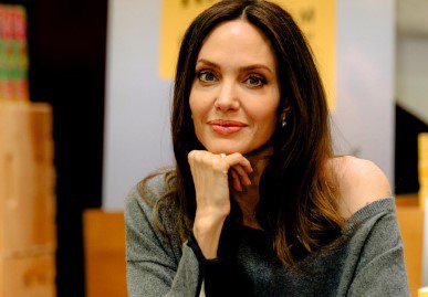 Angelina Jolie expõe traumas após divórcio com Brad Pitt: \u0027estou sem dinheiro\u0027