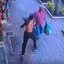 Idoso é surpreendido com soco no rosto enquanto caminhava em calçada\u003B assista