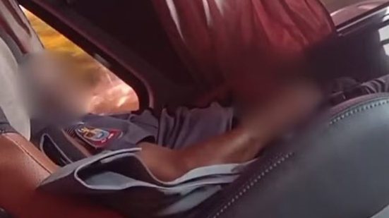 ASSISTA: PM é filmado por passageira manipulando órgão genital dentro de ônibus\u003B policial se explica