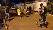 Os agentes da PM estavam fazendo ronda no local e pararam para brincar com os garotos - Reprodução/Instagram