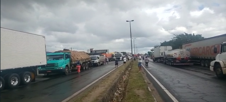 Caminhoneiros bloqueiam trecho da BR-116 em Feira de Santana; veja o vídeo
