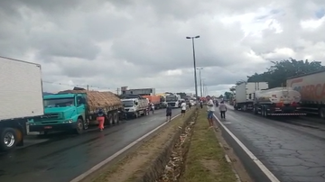 Imagem Caminhoneiros bloqueiam parte da BR-116 em protesto ao aumento de combustíveis; veja vídeo
