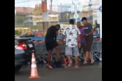 Imagem Jovem é espancado em estacionamento de supermercado; veja vídeo